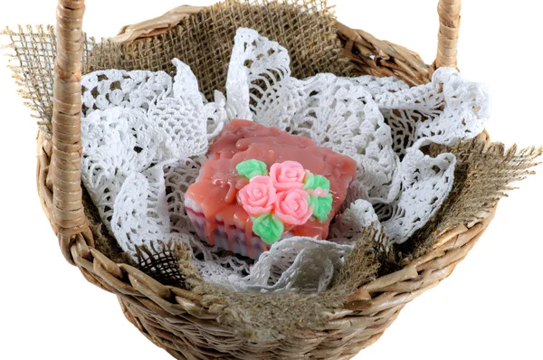 Мыльная салфетка ручной работы в плетеной корзине — стоковое фото
