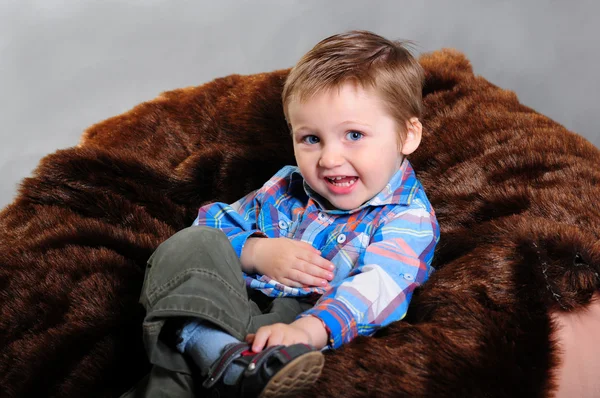 Retrato de um menino loiro rindo — Fotografia de Stock