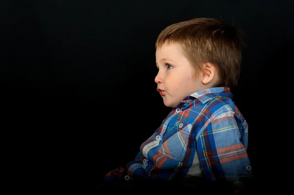 Um retrato incomum de um lindo menino loiro — Fotografia de Stock