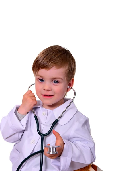 Ritratto di carino ragazzo sorridente che interpreta un medico. Isolato su bianco . Foto Stock Royalty Free