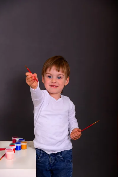 El chico dibuja pinturas coloridas — Foto de Stock