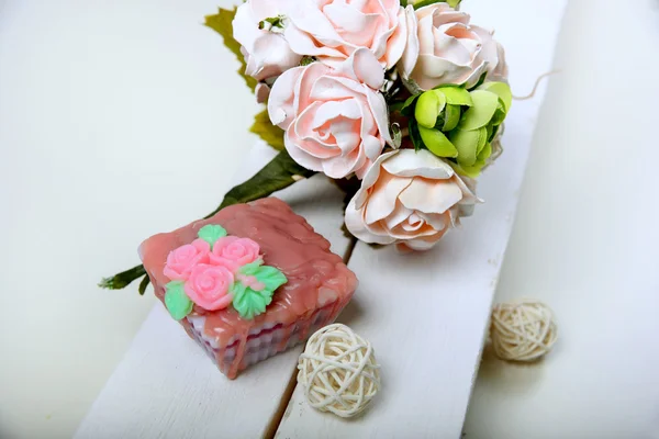 Мыло ручной работы. Формированный торт. Розовые цветы — стоковое фото