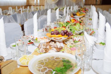 çatal bıçak ve cam kadehlerle servis. 