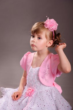 Mavi gözlü sevimli bir kızıl saçlı kız portresi. 