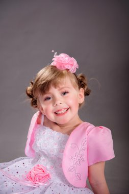 Mavi gözlü sevimli sarışın kız portresi. 