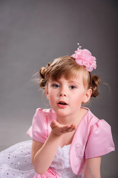 Retrato de uma menina loira bonito com olhos azuis . — Fotografia de Stock