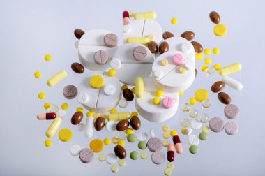 Büyük beyaz ve sarı hapların bir sürü bir sürü. 