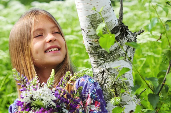 Portrait of a beautiful dreaming girl with a bouquet of flowers. Some white birch — Stock Photo, Image