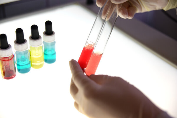 В медицинской лаборатории. Набор трубок и бутылок с цветным раствором
.