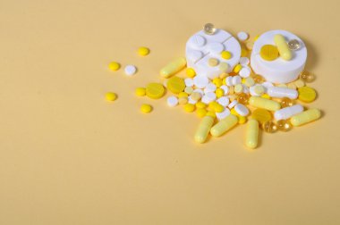 Büyük beyaz ve sarı hapların bir sürü bir sürü. 