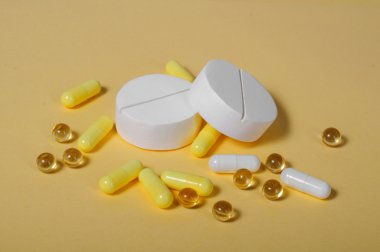 Büyük beyaz ve sarı hapların bir sürü bir sürü. 