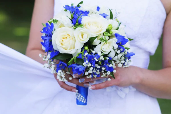Bouquet de mariage de roses blanches et ruban bleu . — Photo