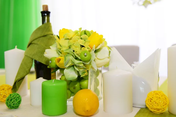 Decoraciones de boda. Hermosa mesa de vacaciones con manzanas . — Foto de Stock