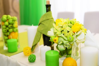 Düğün süslemeleri. Güzel tatil Tablo ayarı ile elma.