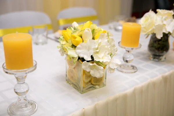 Uma bela decoração de mesa de casamento com limão estilizado — Fotografia de Stock