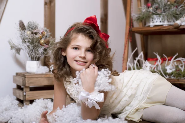 Красивая эмоциональная девушка. В домашней студии на Новый год и Рождество. В белом платье с красным бантом и носками — стоковое фото