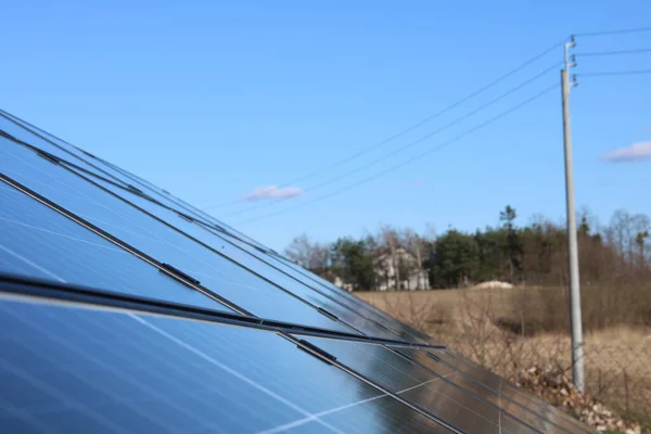 Fotovoltaik kurulum, bir güneş panelinin fotoğrafı, zemin ayakta fotovoltaik kurulum.