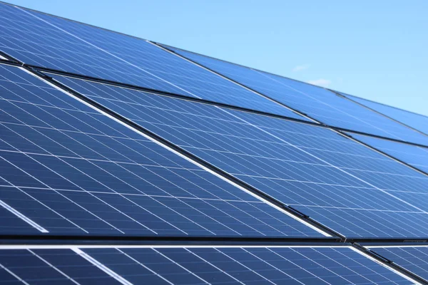 Fotovoltaik kurulum, bir güneş panelinin fotoğrafı, zemin ayakta fotovoltaik kurulum.