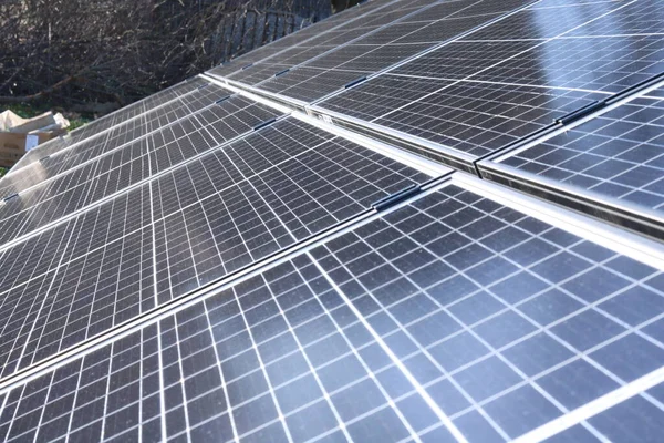 Fotovoltaik kurulum, bir güneş panelinin fotoğrafı, zemin ayakta fotovoltaik kurulum.