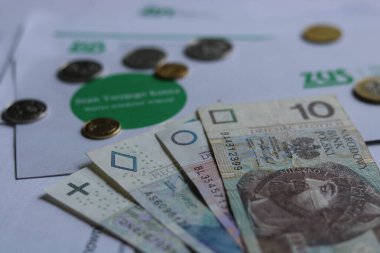 ZUS Sosyal Güvenlik Kurumu logosu artı para ve paralar.