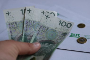 ZUS Sosyal Güvenlik Kurumu logosu artı para ve paralar.