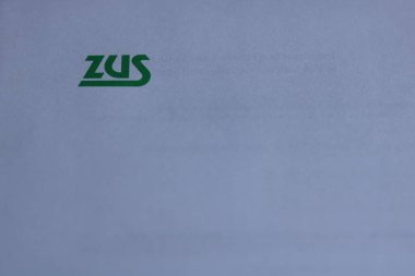 ZUS Sosyal Güvenlik Kurumu logosu artı para ve paralar.