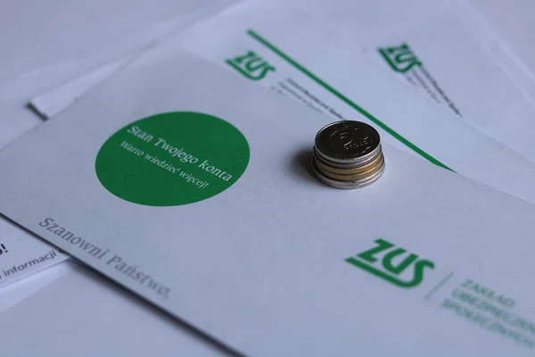 ZUS Sosyal Güvenlik Kurumu logosu artı para ve paralar.
