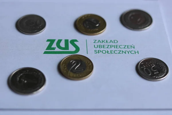 ZUS Sosyal Güvenlik Kurumu logosu artı para ve paralar.