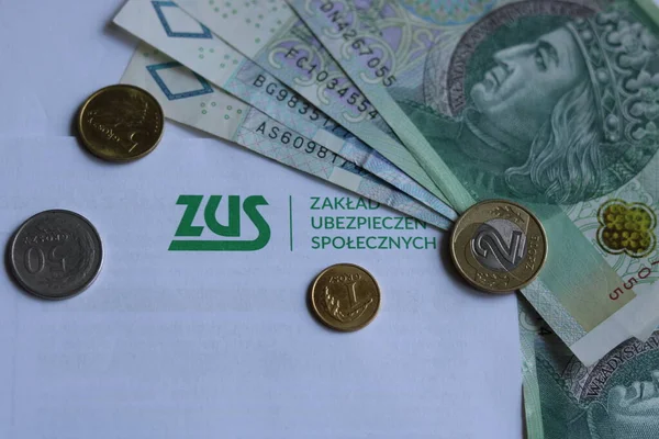 ZUS Sosyal Güvenlik Kurumu logosu artı para ve paralar.