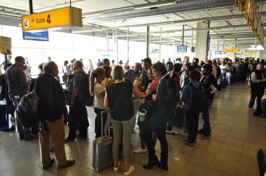 Eindhoven havaalanında bekleyen yolcular