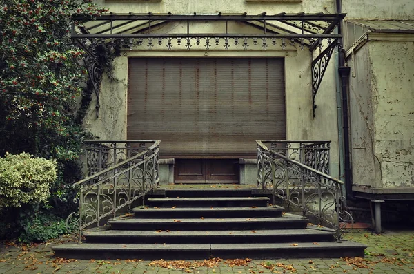 Entrance of an abandoned house — Stock Photo, Image