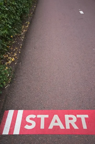 Start çizgisinde çalışan yolda