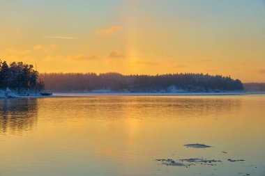 Halo etkisi, Finlandiya 'nın Turku kentindeki dondurucu denizin kıyılarında görülür. Boşluğu kopyala.