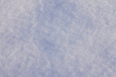 Soğuk bir günde kar, doğal beyaz bir zemin gibi..