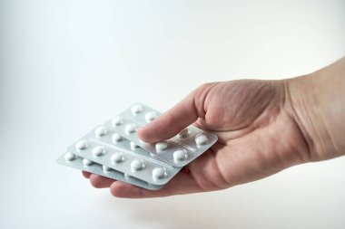 Beyaz arka planda el ele haplar. Boşluğu kopyala.