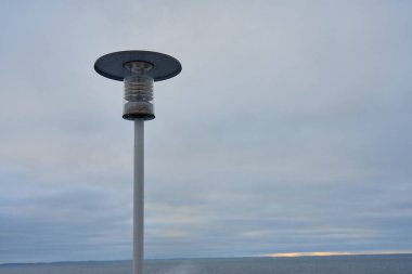  Bulutlu gökyüzüne karşı bir sokak lambası.                               