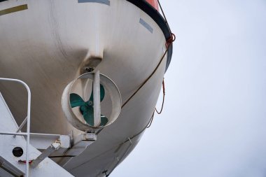 Bulutlu bir gökyüzüne karşı bir cankurtaran botu.                               