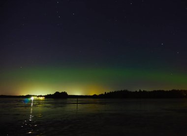 Kışın Finlandiya 'da Kuzey Işıkları. Boşluğu kopyala.