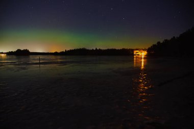 Kışın Finlandiya 'da Kuzey Işıkları. Boşluğu kopyala.