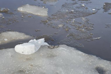 İlkbaharda nehirde eriyen buz.