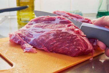 Bıçak büyük bir et parçasını yağ tabakasıyla keser..