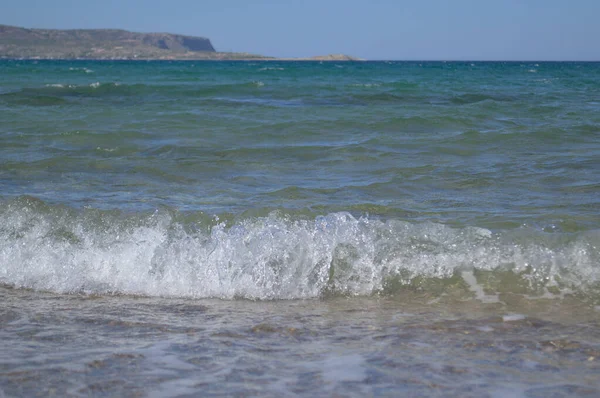 Egy hullám az Égei-tenger homokos partján. — Stock Fotó