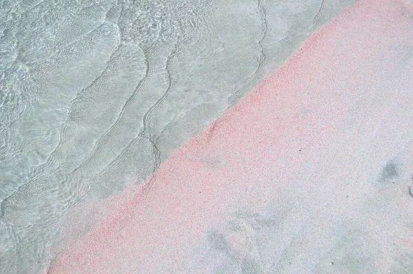 Тропический пляж с розовым песком и кристально чистой водой. — стоковое фото