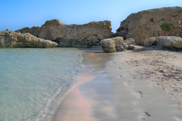 En paradisstrand med rosa sand och kristallklart vatten. — Stockfoto