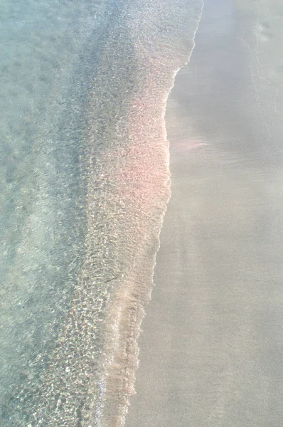 Pink sand on the sandy beach and blue water. — Stock Photo, Image