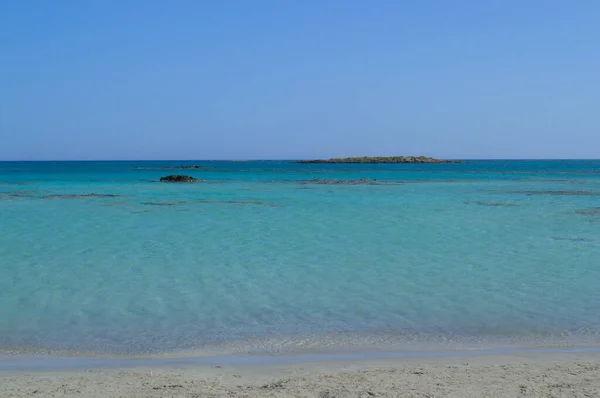 Csodálatos homokos strand azúrtiszta vízzel. — Stock Fotó