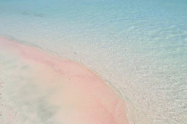 Praia de areia paradisíaca rosa com água azul. — Fotografia de Stock
