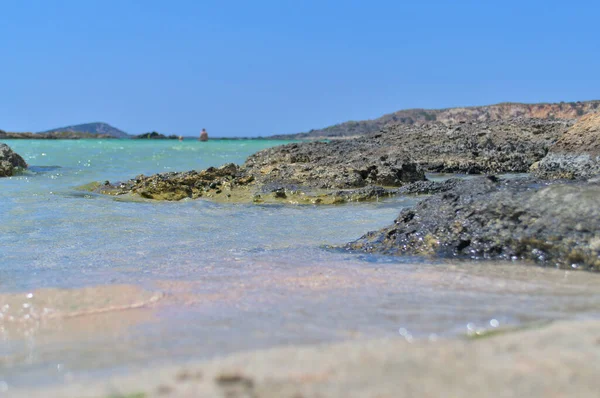 Una spiaggia paradisiaca tropicale con sabbia bianca e acque cristalline dell'oceano. — Foto Stock