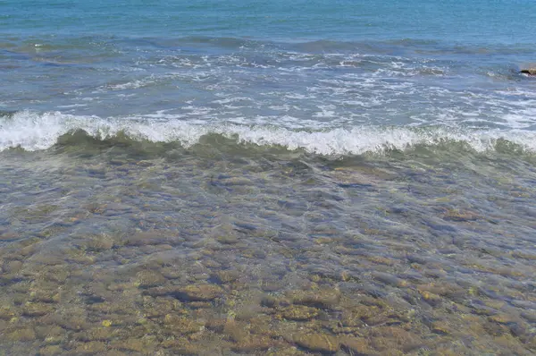 有白色泡沫的海浪，岩石海岸. — 图库照片