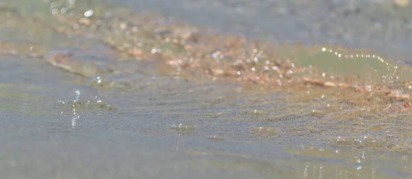 Onda do mar com bolhas close-up vista panorâmica. — Fotografia de Stock